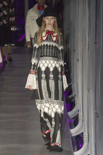 Look 99